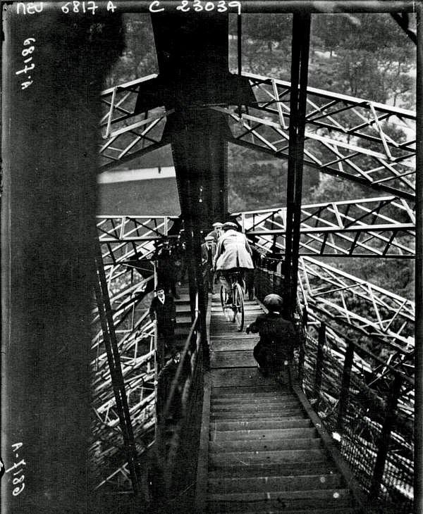 8. Eyfel Kulesi'nden aşağı bisiklet süren bir adam, 1923