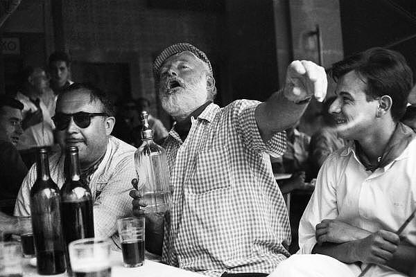 9. Ernest Hemingway Havana'da bir barda.