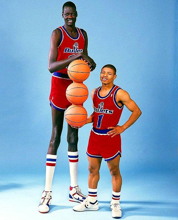 10. Manute Bol ve Muggsy Bogues: NBA tarihinin en uzun ve en kısa oyuncusu aynı takımda birlikte poz verirken, 1987