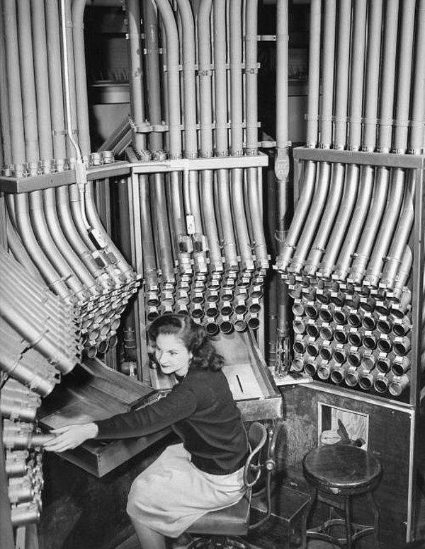 14. Şikago'daki Marshall Fields mağazasının nakitleri toplamak için yeni basınçlı hava boru sisteminden yararlanması,  26 Kasım 1947