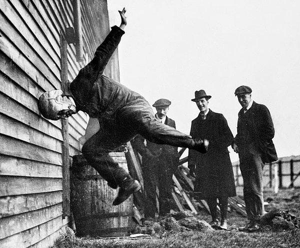 23. Futbol kaskı testinden bir kare, 1912