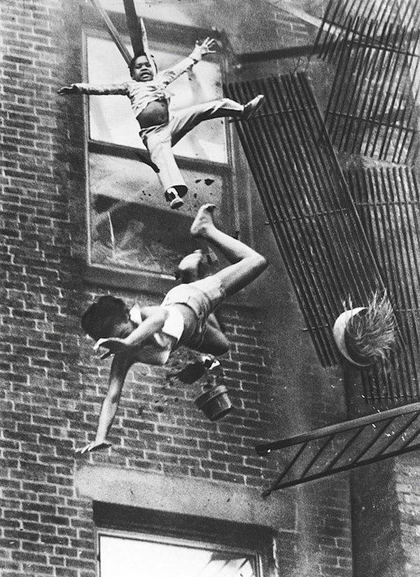 26. Boston'da çıkan yangından kaçmaya çalışan bir anne ve küçük kızı düşerken, 1975