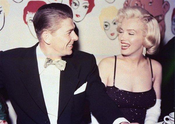 27. Ronald Reagan ve Marilyn Monroe gülüşürken, Los Angeles, 1959