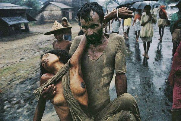 29. Bangladeş Savaşı sırasında bir mülteci kolera hastalığına yakalanmış eşini taşıyor, 1971