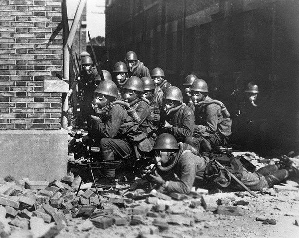 31. Gaz maskeli ve lastik eldivenli Japon güçleri Şangay Savaşı'nda kimyasal saldırı yaparken, 1937