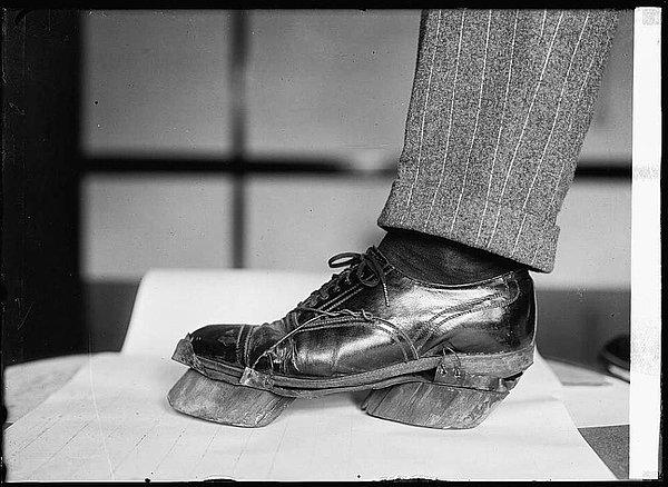 33. "İnek Ayakkabısı" adını verdikleri kaçak içki imal edenler tarafından ayak izlerini gizlemek adına giyilen eklentiler, 1922