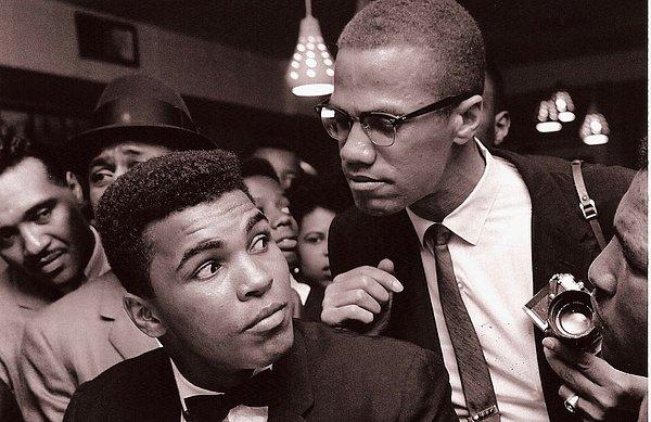 44. Malcolm X Muhammed Ali ile şakalaşırken, New York, 1963