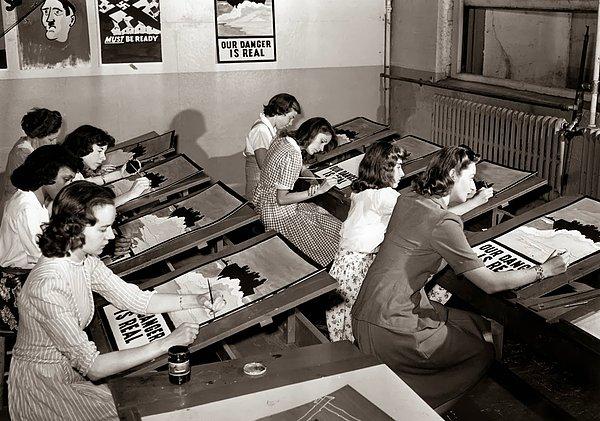 45. II. Dünya Savaşı için propaganda posterlerini kopyalama yapan kız öğrenciler , New York, 1942