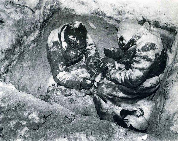 47. İki Sovyet piyadenin kendi siperlerinde donarak ölümleri, Finlandiya, 1940