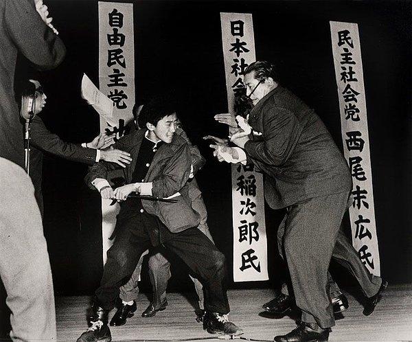 49. 17 yaşındaki bir Japonun sosyolist politikacı Asanuma'ya suikasti, Tokyo, 1960