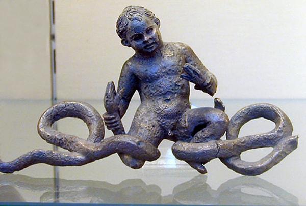 13. Zeus'un, Alkmene'den olan çocuğu Heracles'e inanılmaz şekilde kıl olmaktadır. Daha küçük bir çocukken, Heracles'i öldürmesi için yatağına 2 adet yılan göndermiştir.