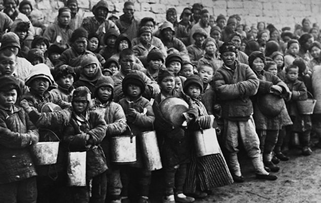 12. Ekolojinin alt üst olması ve tarlaların zarar görmesiyle üç yıl sürecek Büyük Kıtlık başladı.