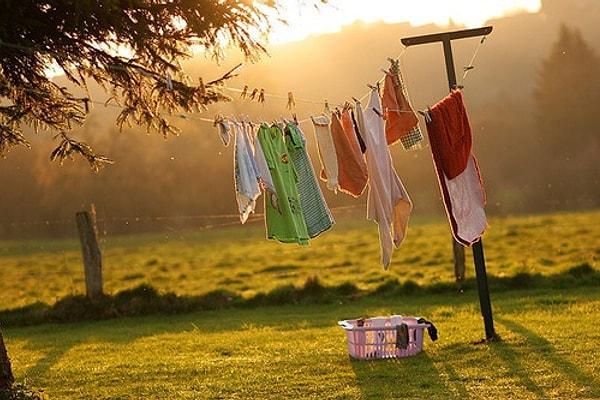 Beraber astığımız çamaşırlar asla reklamlardaki gibi neşeli gözükmezdi. Ama az zamanda çok iş bitirmeyi annemden öğrenmiştim.