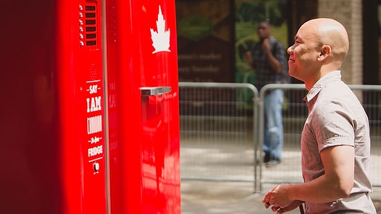 Sokak Ortasına Yerleştirilen Buzdolabı Arzu Edenlere Bira Veriyor, Ancak Bir Şartla!