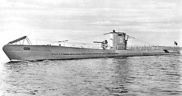 ABD atom denizaltısı Nautilus, benzeri görülmemiş bir başarı gerçekleştirerek Kuzey Kutbu'nun kalın buz örtüsünün altından geçti.
