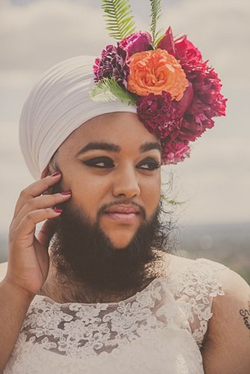 Coulthurst, ''Urban Bridesmaid'' isimli bir sitenin sahibi ve Kaur'u model olarak fotoğraflamayı çok istemiş.