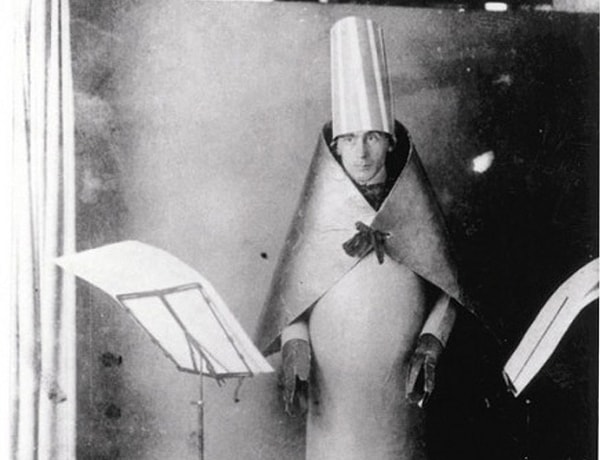 1. Hugo Ball - Voltaire Kabaresi'nde Performans (1916) Görseli