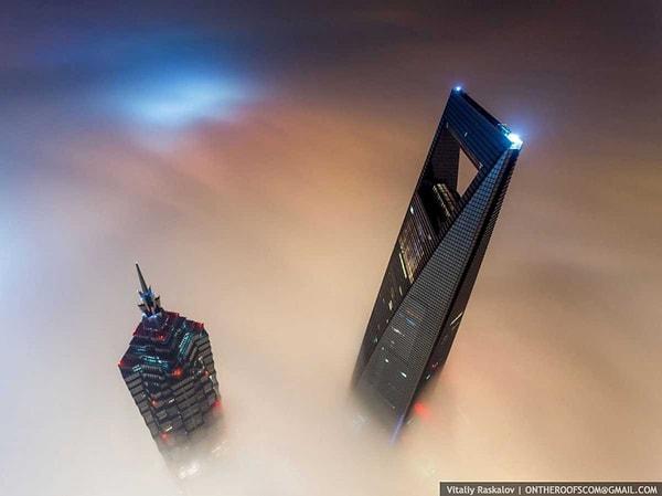 6. Tüm gün vinci ayarlayıp, bulutlarla çevrili Jin Mao Kule’sinin ve Shangai Dünya Finans Merkezi’nin rüya gibi manzaralarını yakalayabilmek için bekleyip toplamda 20 saat harcadılar.