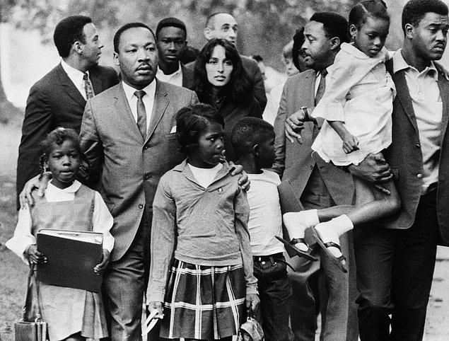 Siyahilerin mücadelesinde, Martin Luther King'e en büyük destek verenlerden biri, Joan Baez olmuştur.