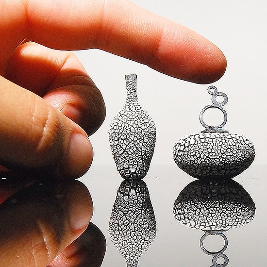 Bu Sanatçı Elleriyle İnanılmaz Küçüklükte Çömlekler Yapıyor.