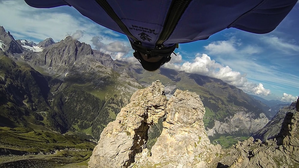 Wing Suit Yaparak İğne Deliğinden Geçen Adamın Adrenalin Dolu Atlayışı