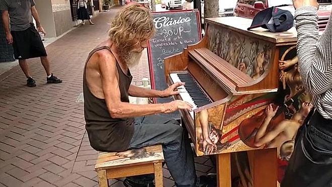 Sokakta Piyano Çalan Evsiz Adamın Hayran Olunası Görüntüleri