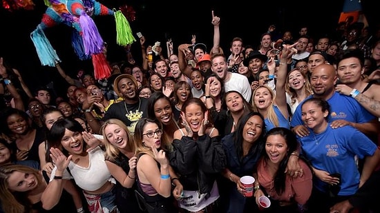 Rihanna 'Bitch Better Have My Money' Klibi Prömiyeri İçin Hayranlarını Kaçırdı