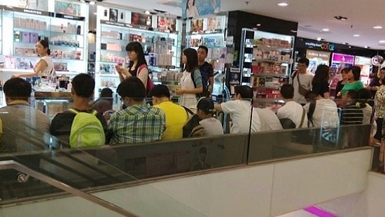 21 Karede Kadınları Alışveriş Esnasında Bekleyen Perişan ve Zavallı Erkekler