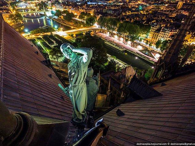 12. Cathédrale Notre-Dame de Paris’in kulelerinin en tepesine giden 400 basamağı da çıkabilirsiniz ama fotoğrafçılar katedralin heykellerini yakından çekebilmek için binanın ön cephesine tırmanmaya karar verdiler.