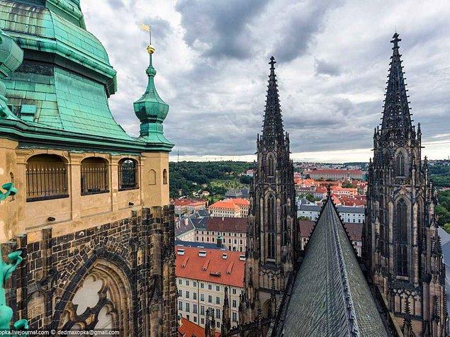 13. Çek kralların ve kraliçelerinin dini servislerinin ve taç giyme törenlerinin yer aldığı, Prag, Çek Cumhuriyeti’ndeki en büyük tapınağı olan St. Vitus Katedrali’nin ön cephesine tırmandıklarında şok olmuş bir polis tarafından tutuklandılar ama sonra salıverildiler.