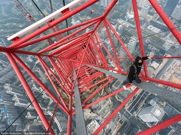 18. YouTube’taki Shangai Kulesi’ne tırmanışlarının videosu bu kadar çok beğeni alınca, Dubai’deki Burj Khalifa’dan sonra dünyanın en yüksek ikinci kulesi olarak yapılan Shenzen, Çin’deki Ping An Finans Merkezi’ne tırmanmışlar. Gökyüzüne uzanan 660 metrelik yapıya tırmandıklarında, Çin’in yılbaşında burada bir gösteri tırmanışı yapmaya karar vermişler.