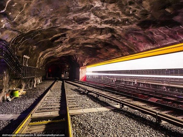 19. Ayrıca Stockholm’ün metro sistemi gibi yeraltı tünellerine ve endüstriyel merkezlere de gitmişler. Bu fotoğrafları çekebilmek için tüm riskleri göze almışlar.