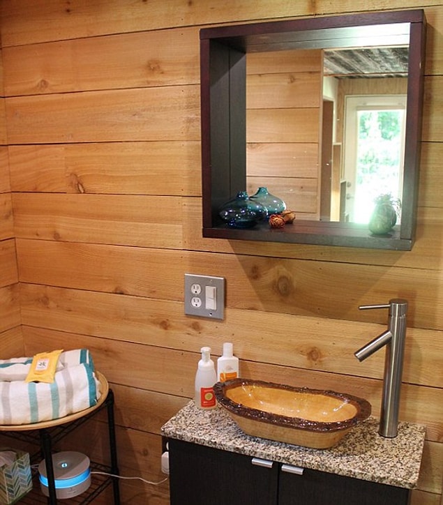 Buna öğrenci evi demeye bin şahit ister. Şöyle şık banyo hangimizin evinde var.
