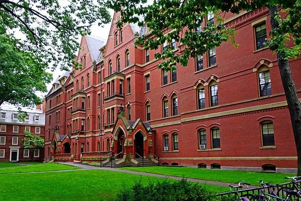 4. Amerika'daki ilk üniversite olan Harvard 1636 yılında kurulur.