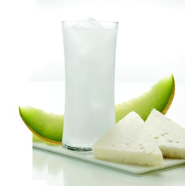 10. "Rakı acı diye buruşturma ağzını, acı acıyı bastırır, rakı sancıyı."