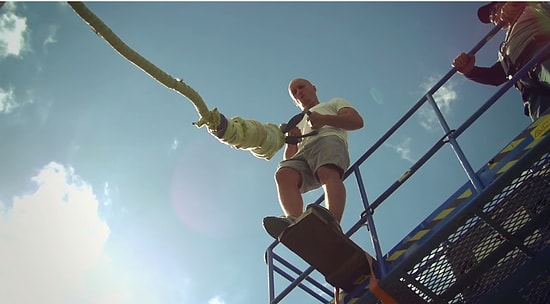 Halatı Elleri ile Tutarak Bungee Jumping Yapan Çılgın Adam