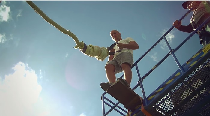 Halatı Elleri ile Tutarak Bungee Jumping Yapan Çılgın Adam
