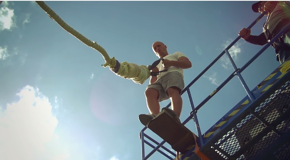 Halatı Elleri ile Tutarak Bungee Jumping Yapan Çılgın Adam