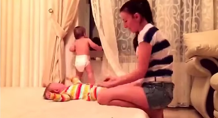 İkiz Bebekleri Giydirmek Adına Amansız Mücadeleye Tutuşan Anne