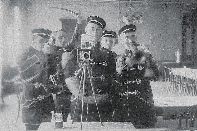 Sene 1912, keyifler iyi ve Almanlar aynaya bakarak "selfie" çekiyor.