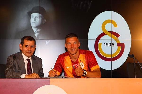 Galatasaray, Podolski ile resmi sözleşmeyi imzaladı