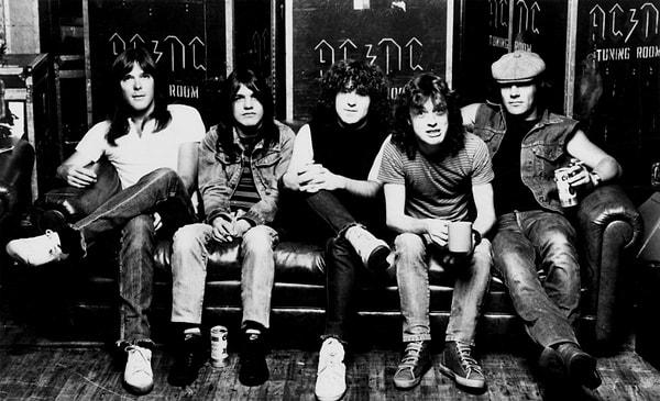 11. AC/DC (1973-...)