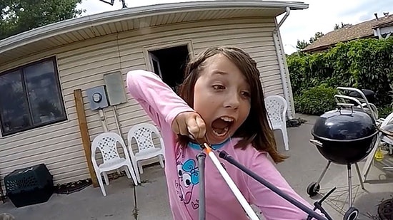 Cesaretli Kızın Kendi Dişini Ok Atarak Çekmesi