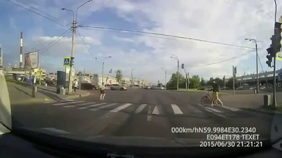 Yaya Geçidini Kullanan 2 Tip Bisikletçi