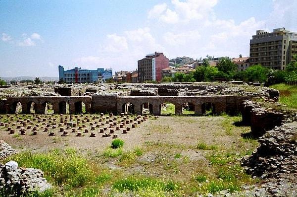 6. Ankara'nın orta yerinde, Ulus'ta Roma Hamamı.