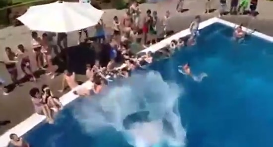 Havuzda Tsunami Etkisi Yaratan Atlayış