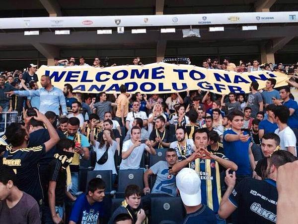 Nani'nin imza töreninde Anadolu GFB'den skandal pankart "Nani'ye hoşgeldiniz"