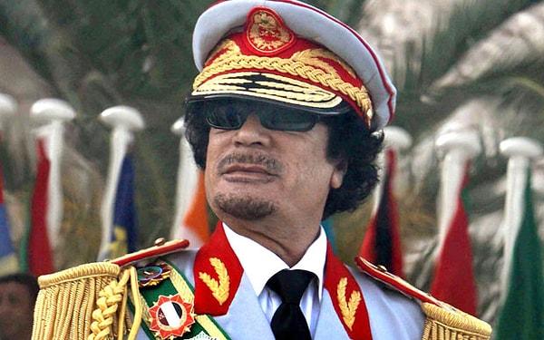 1. Finansörler filmden desteğini çekince film ekibi ve oyuncular Fas'ta kötü koşullarda bir otelde mahsur kaldı. Filmi bitirebilmek için kaynak sağlayan da Libya'nın diktatörü Kaddafi'den başkası değildi. Hatta Bedir Savaşı sahnelerinde Libya ordusundan askerler de rol aldı.