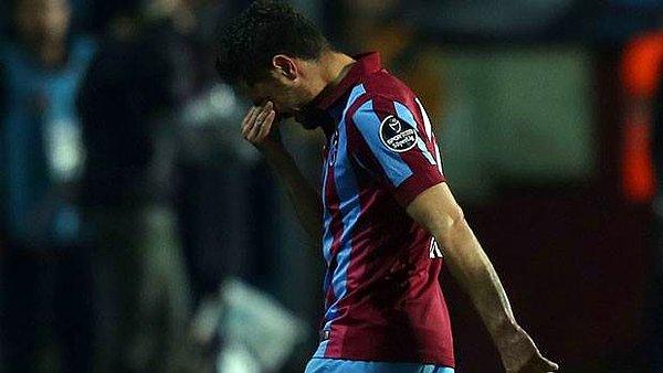 4. Beşiktaş maçında oyundan alınan Özer duygularına yenik düşerek oyundan çıkarken gözyaşlarını tutamaması...