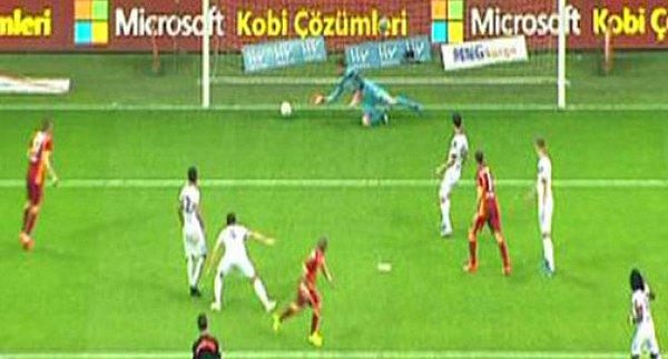 15. Gençlerbirliği kalecisi Ferhat'ın Galatasaray maçında Sneijder'in şutunda kurtarabileceği top için 'elini çekti' iddiasının ortaya atılması...